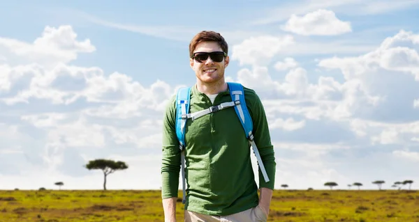 Joven feliz con mochila viajando en África — Foto de Stock