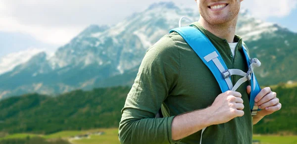 Primer plano de hombre feliz con mochila de viaje — Foto de Stock