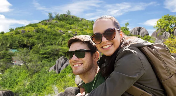 Mutlu çift ile seyahat sırt çantaları — Stok fotoğraf