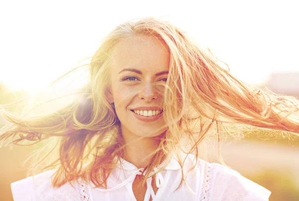 Close up de feliz jovem mulher em branco ao ar livre — Fotografia de Stock