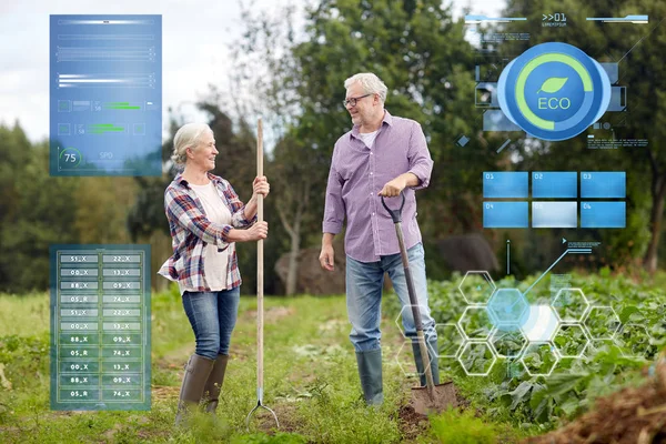 Seniorenpaar mit Schaufeln im Garten oder auf dem Bauernhof — Stockfoto