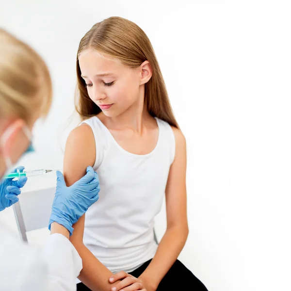 Médico com seringa que faz a injeção à menina — Fotografia de Stock