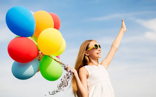 Chica feliz en gafas de sol con globos de aire —  Fotos de Stock