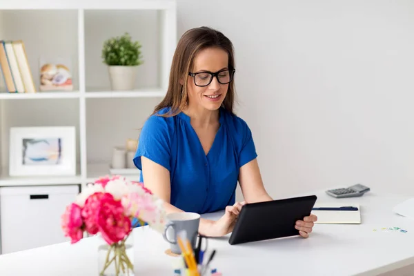 Femeie cu tabletă PC care lucrează acasă sau la birou — Fotografie, imagine de stoc