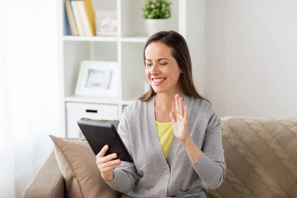 Glückliche Frau mit Video-Chat am Tablet-PC zu Hause — Stockfoto