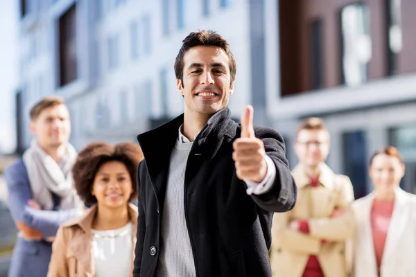 Equipo de negocios internacionales mostrando pulgares hacia arriba — Foto de Stock