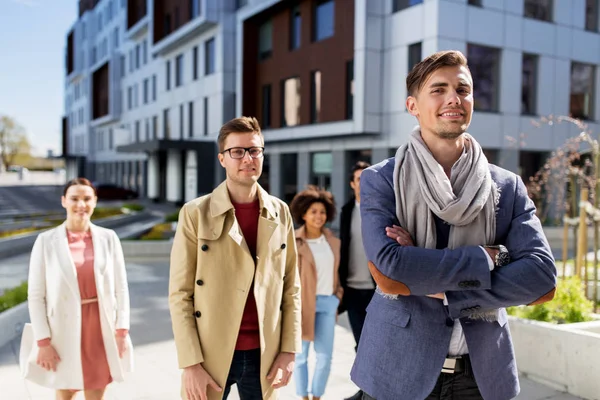 Grupo internacional de personas en la calle de la ciudad — Foto de Stock