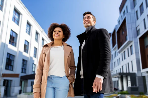 Glücklicher internationaler Mann und Frau auf der Straße der Stadt — Stockfoto