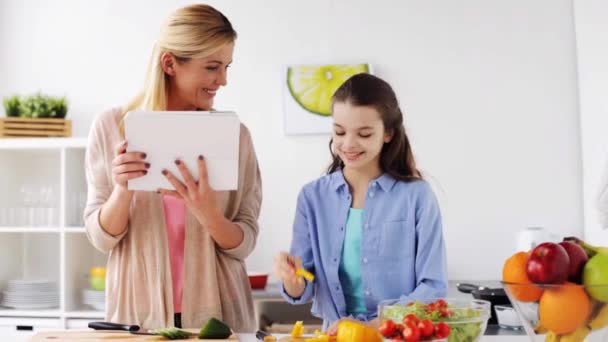 Jantar de cozinha familiar usando tablet pc na cozinha — Vídeo de Stock