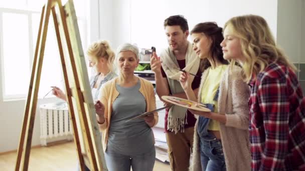 Groep kunstenaars schilderkunst aan de kunstacademie te bespreken — Stockvideo