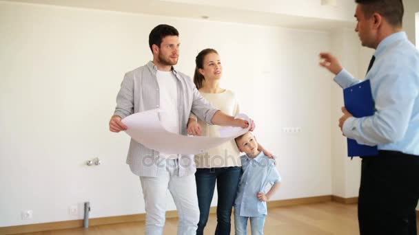 Lycklig familj och fastighetsmäklare på nya hus eller lägenhet — Stockvideo