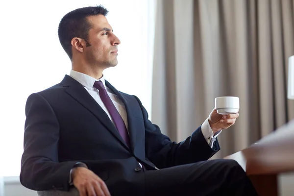 Empresário beber café no quarto de hotel — Fotografia de Stock