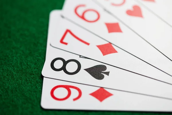 Mano de póquer de naipes en tela de casino verde — Foto de Stock