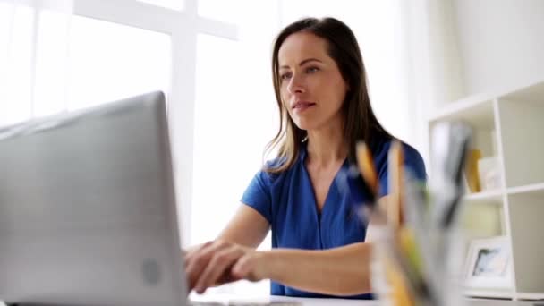 Femme avec ordinateur portable et ordinateur portable à la maison ou au bureau — Video