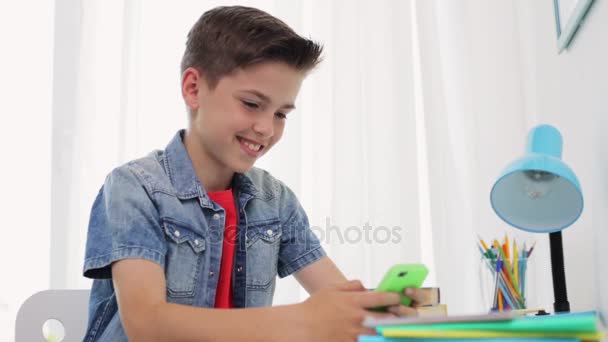 Niño feliz con teléfono inteligente en casa — Vídeo de stock