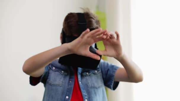 Мальчик в наушниках виртуальной реальности или 3D очках — стоковое видео