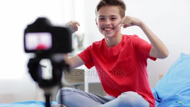 Счастливый мальчик с камерой, записывающей видео дома — стоковое видео