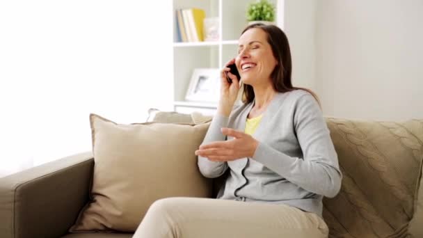 Щаслива жінка телефонує на смартфон вдома — стокове відео