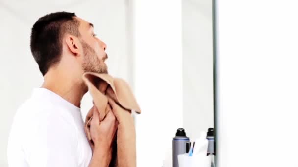 Adam yüzünü havluyla banyo silme — Stok video