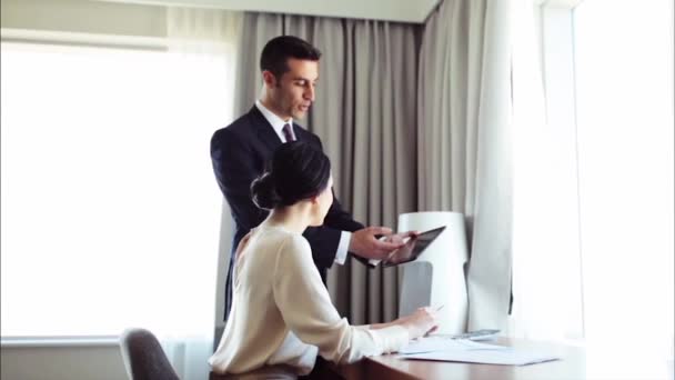 Iş takım Hotel'in kağıtları ve tablet pc ile — Stok video