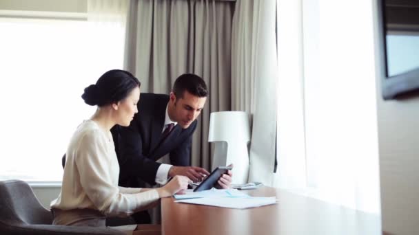 Бизнес-команда с бумагами и планшетным компьютером в отеле — стоковое видео