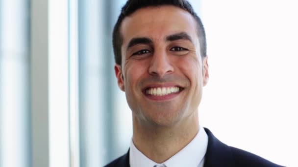 Sonriente hombre de negocios tocándose el pelo en la oficina — Vídeos de Stock