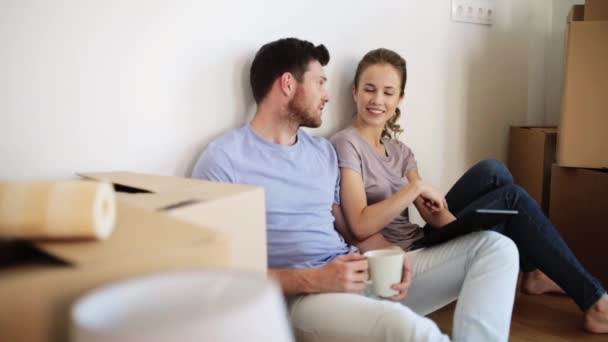 Ευτυχισμένο ζευγάρι με τον υπολογιστή tablet στο νέο σπίτι — Αρχείο Βίντεο