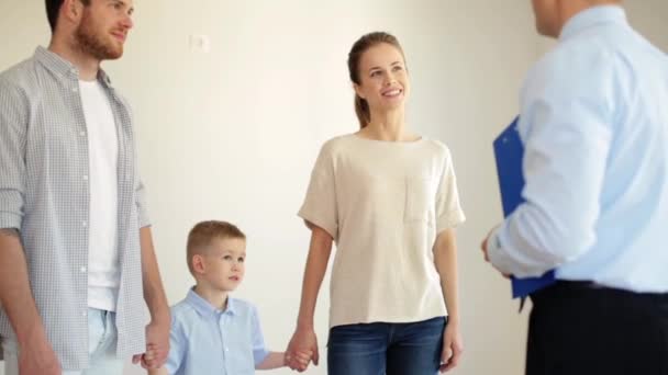 Gelukkige familie en makelaar op nieuwe huis of appartement — Stockvideo