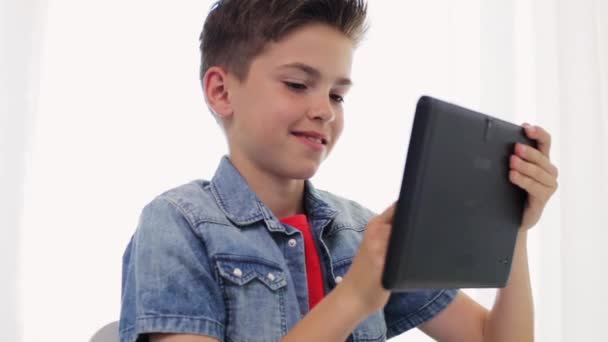 Ragazzo sorridente con computer tablet pc a casa — Video Stock