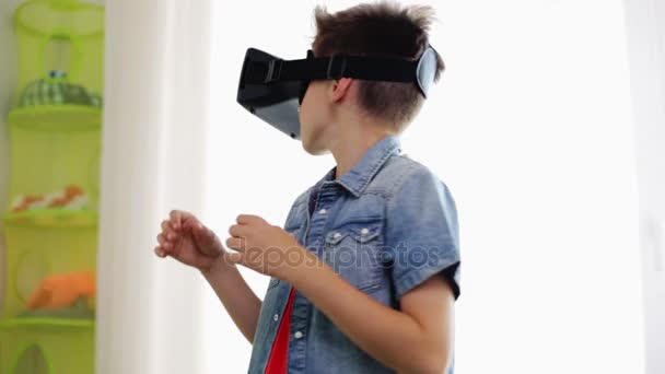 Niño en auriculares de realidad virtual o gafas 3d — Vídeo de stock