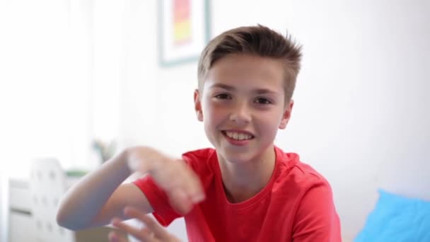 Feliz sonriente preadolescente chico hablando en casa — Vídeos de Stock