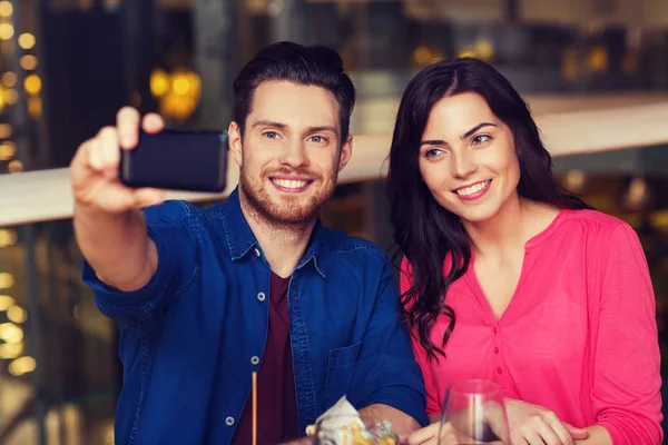 Çift alarak selfie yanında restoranda smartphone — Stok fotoğraf