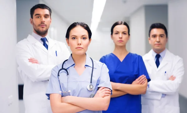 Группа медиков или врачей в больнице — стоковое фото