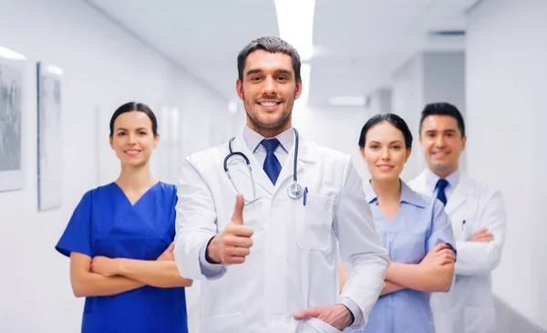 Mediziner oder Ärzte im Krankenhaus zeigen Daumen hoch — Stockfoto