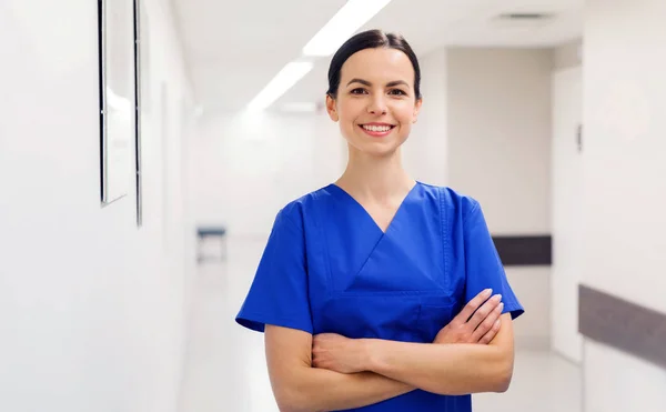 Médico feliz ou enfermeiro no corredor do hospital — Fotografia de Stock