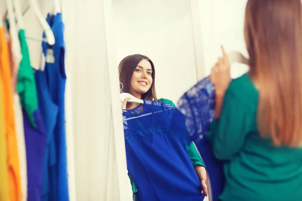 Mulher feliz escolher roupas em casa guarda-roupa — Fotografia de Stock