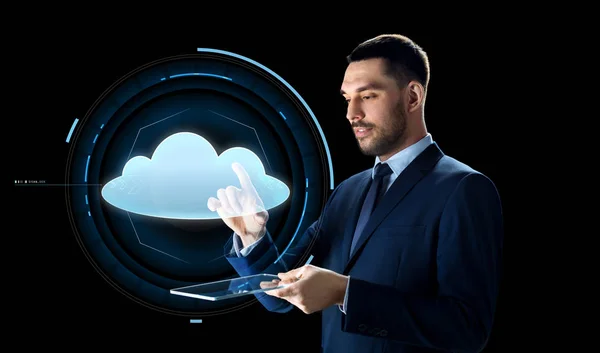 Hombre de negocios con PC tableta y proyección de nube — Foto de Stock