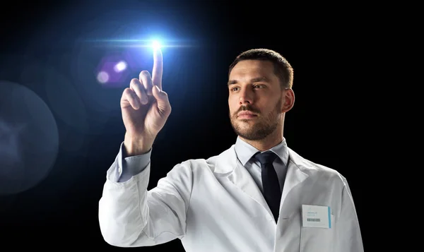 Lékař nebo vědec v bílém plášti s laserovým světlem — Stock fotografie