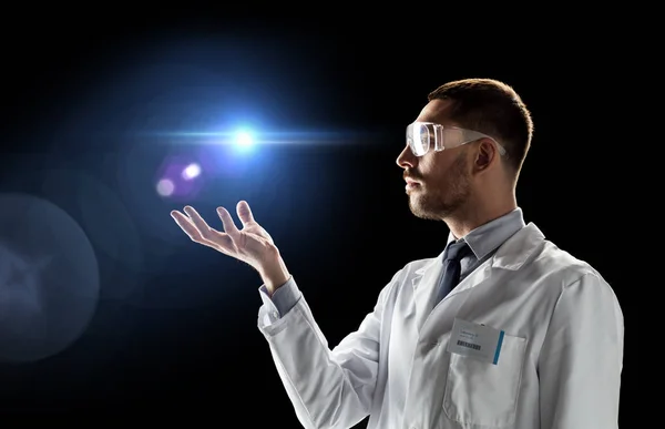 Bilim adamı bu durumda laboratuar önlüğü ve lazer ışığı ile gözlük — Stok fotoğraf