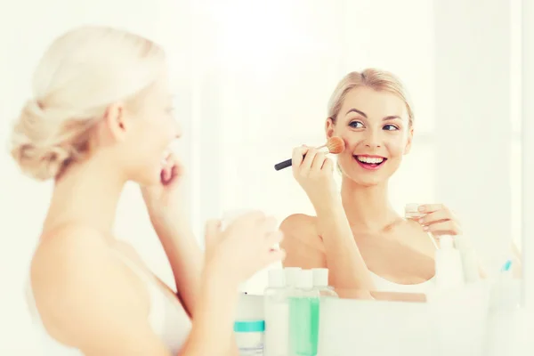化妆刷粉在浴室的女人 — 图库照片