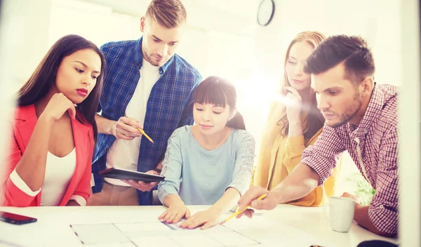 Kreativ-Team mit Blaupause im Büro — Stockfoto