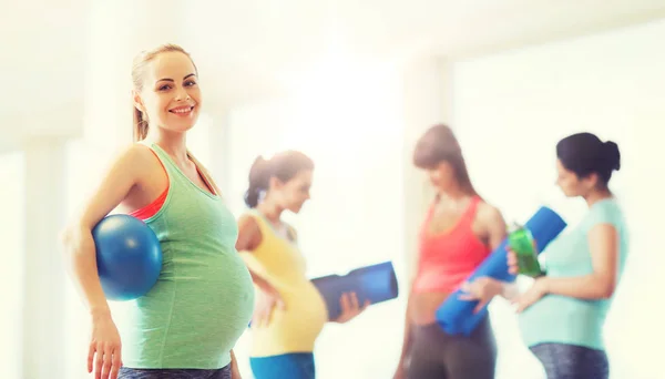 Glad gravid kvinna med boll i gym — Stockfoto