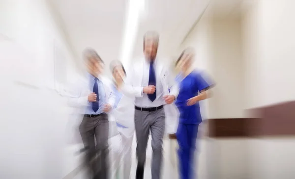 Gruppe von Sanitätern läuft am Krankenhaus entlang — Stockfoto