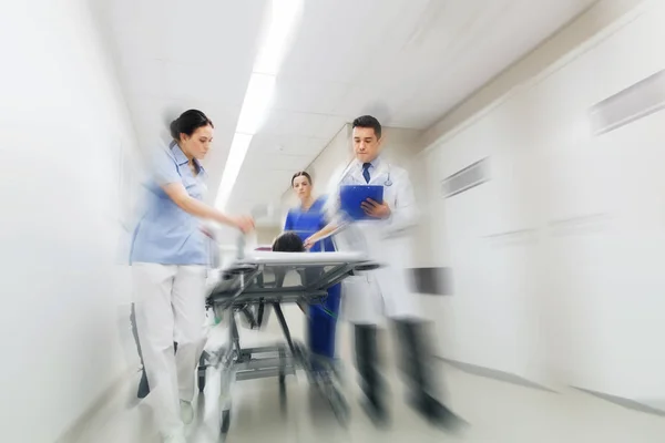 Medici e pazienti in barella ospedaliera in caso di emergenza — Foto Stock