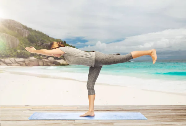 Frau macht Yoga-Krieger-Pose auf halb gebogenem Outdoor — Stockfoto