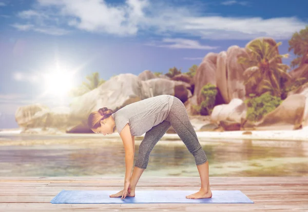 Femeie care face yoga intens stretch pozează pe plajă — Fotografie, imagine de stoc
