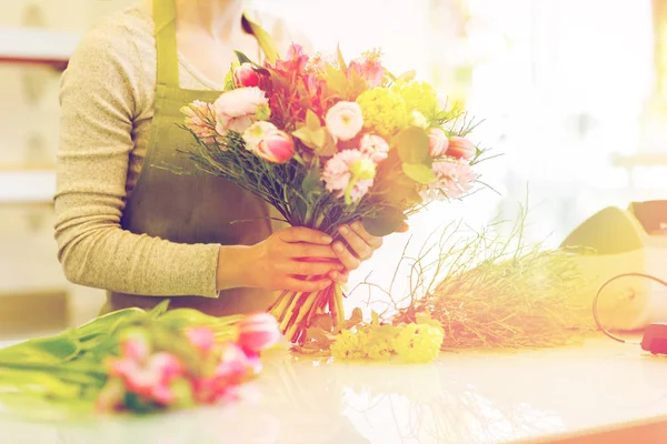 Primer plano de la mujer haciendo ramo en la tienda de flores — Foto de Stock