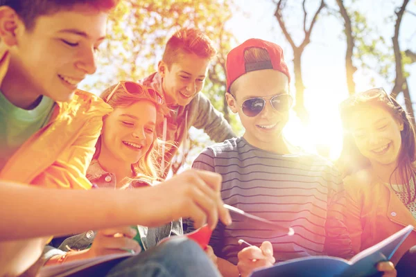 Skupina studentů s notebookem na školním dvoře — Stock fotografie