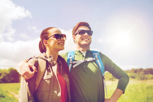 Gelukkige paar met rugzakken buiten wandelen — Stockfoto