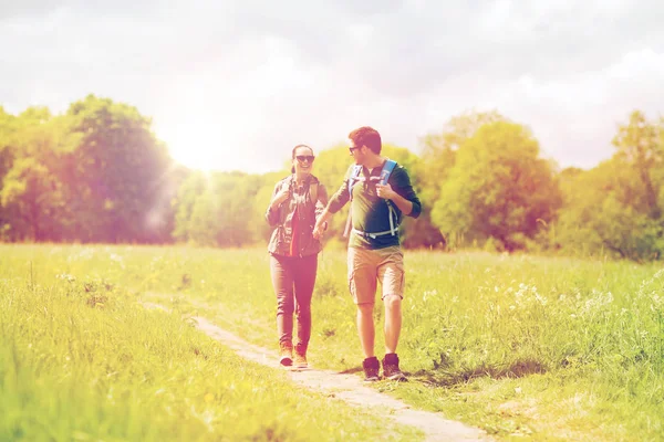 Casal feliz com mochilas caminhadas ao ar livre — Fotografia de Stock